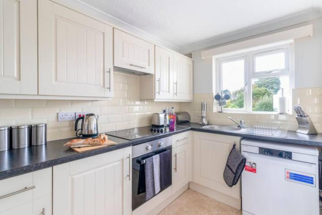 Trendy Sea View 2 Bedroom Sleeps 6 - Free Parking Bournemouth Esterno foto