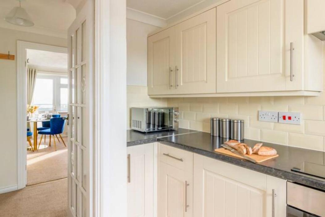 Trendy Sea View 2 Bedroom Sleeps 6 - Free Parking Bournemouth Esterno foto