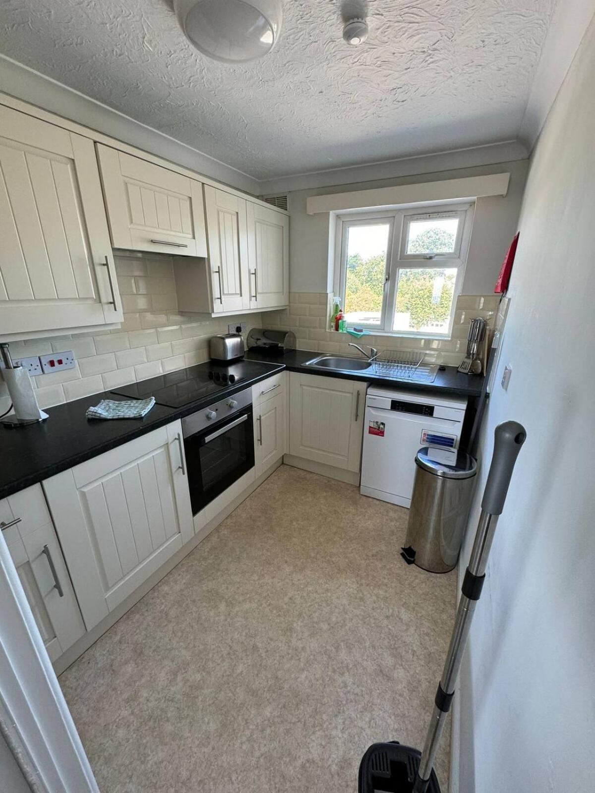 Trendy Sea View 2 Bedroom Sleeps 6 - Free Parking Bournemouth Esterno foto